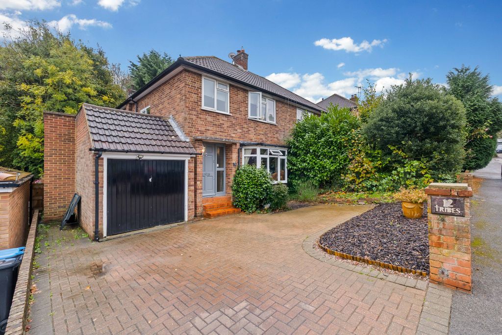 Property photo 2 of 14 12 Tilgate Common Less Than 3Mb-19.Jpg