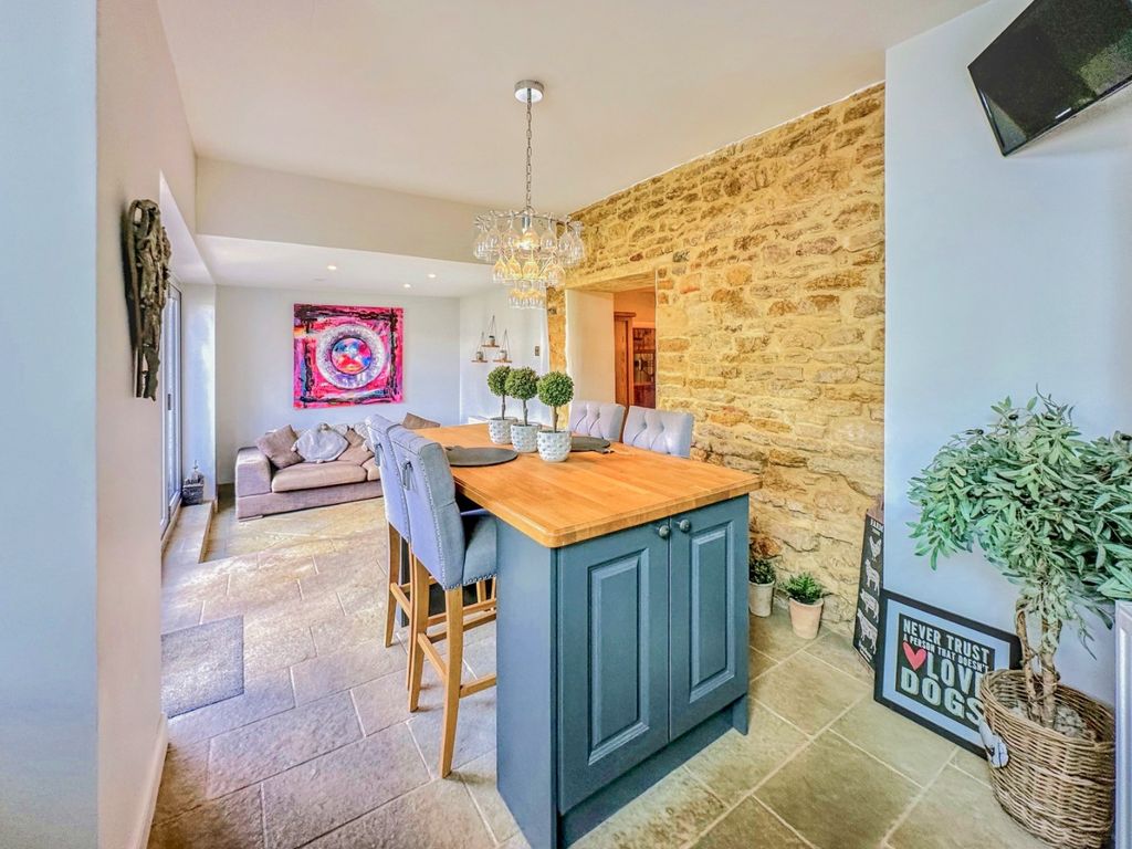 Property photo 3 of 57 4429915