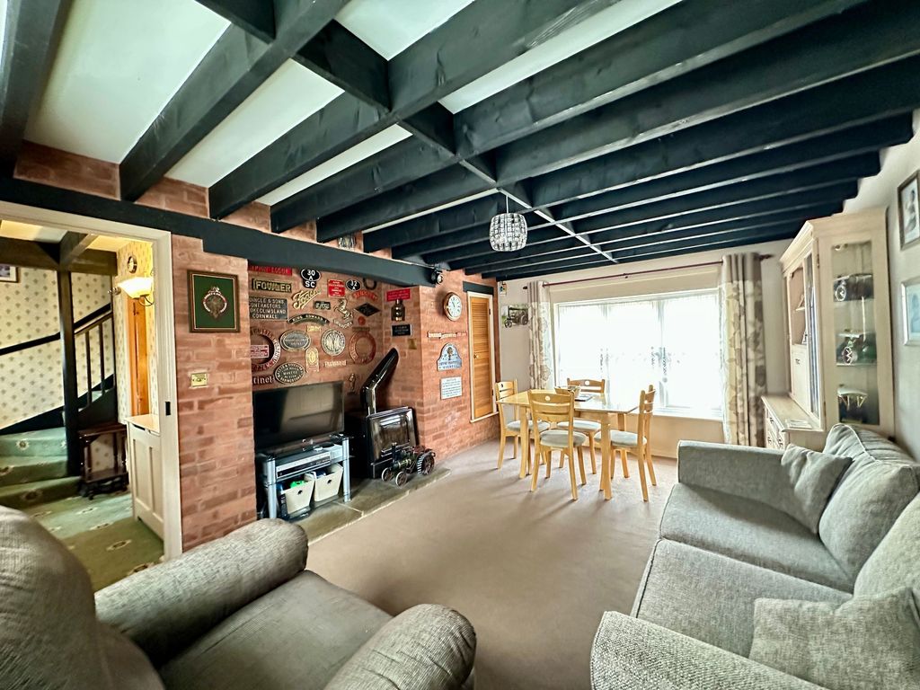 Property photo 3 of 14 Lounge / Diner
