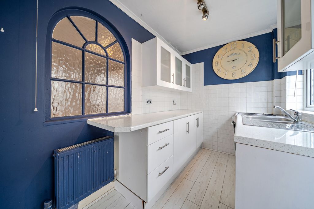 Property photo 3 of 18 Kitchen