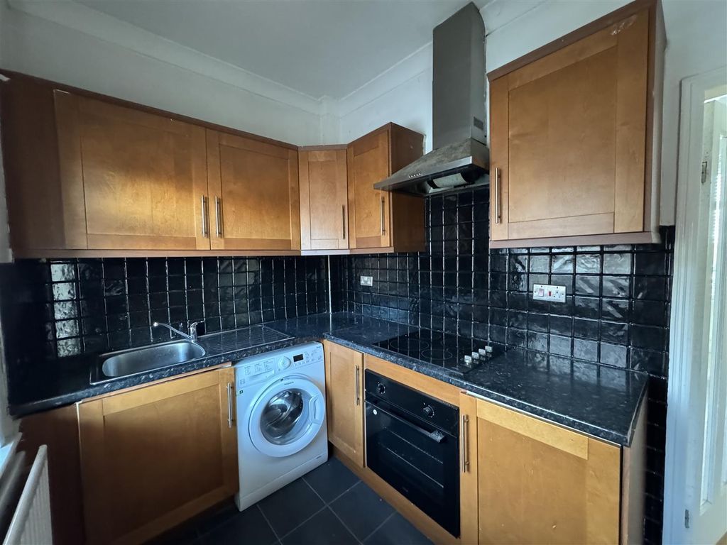 Property photo 3 of 7 Kitchen