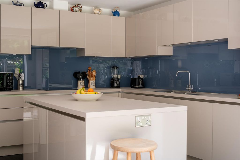 Property photo 2 of 25 Kitchen Dining