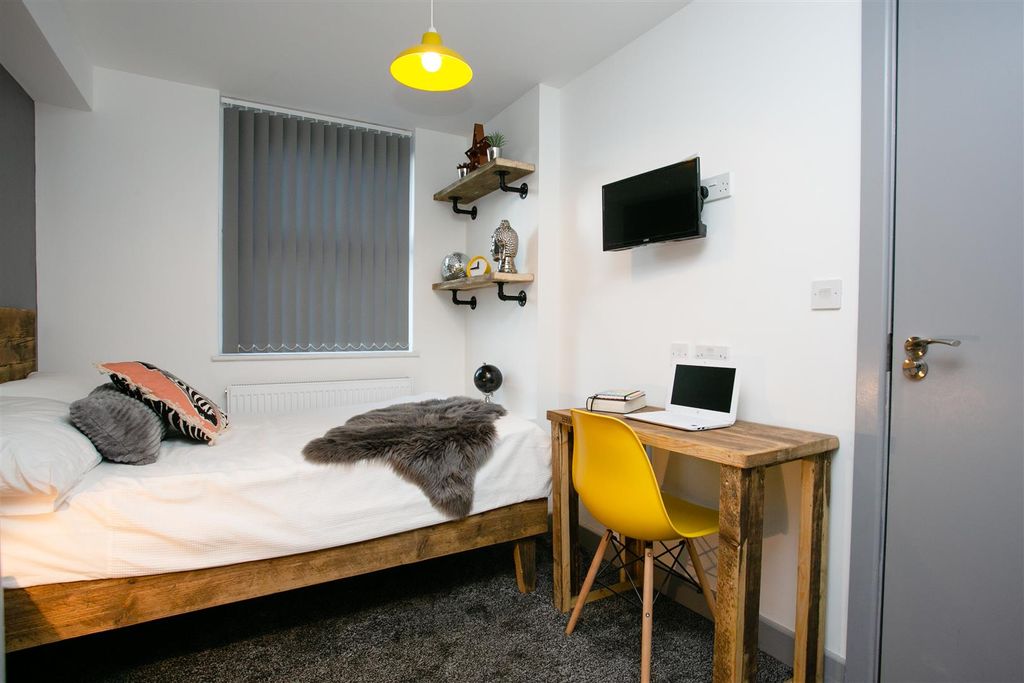 Property photo 2 of 16 80Oxfordst-37.Jpg
