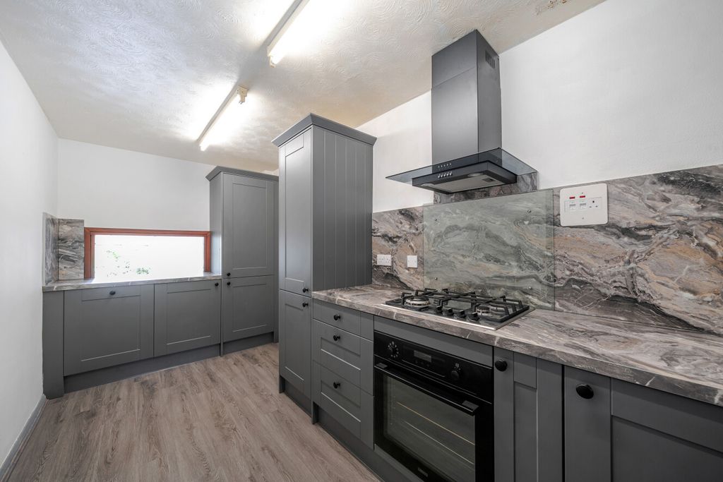 Property photo 3 of 14 1470944-11-6A1d6F...