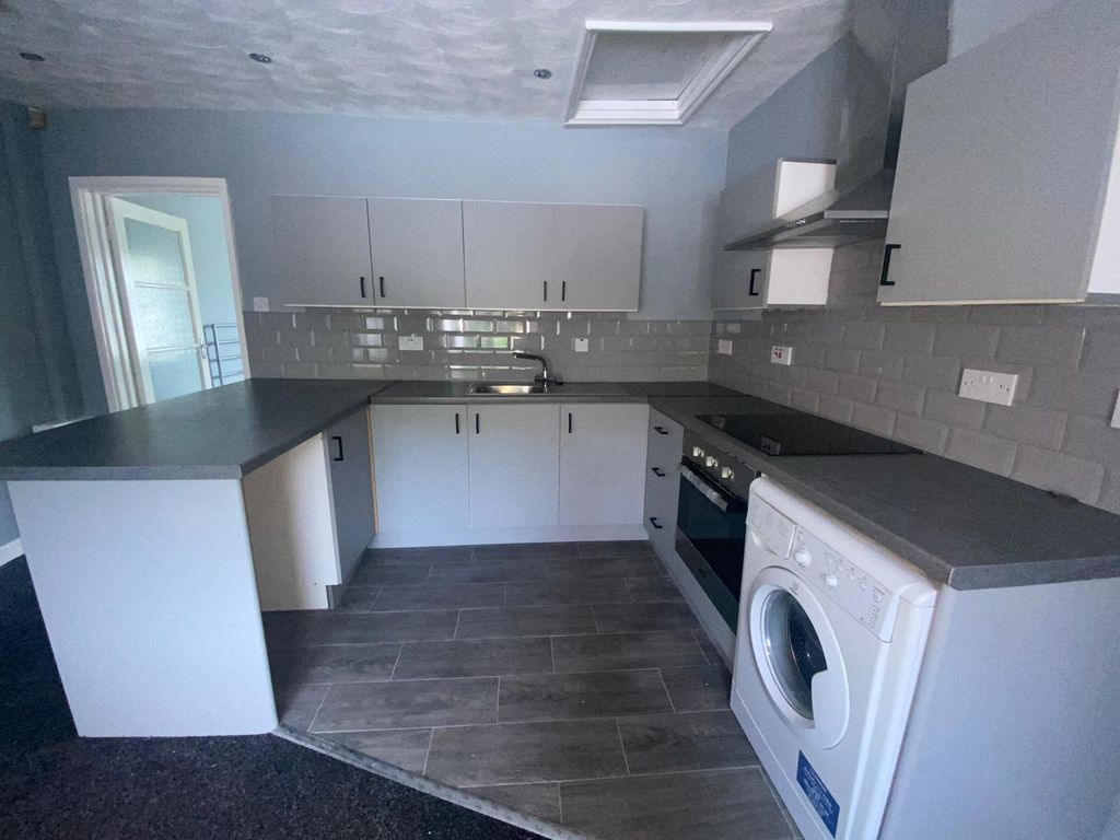 Property photo 2 of 6 Kitchen