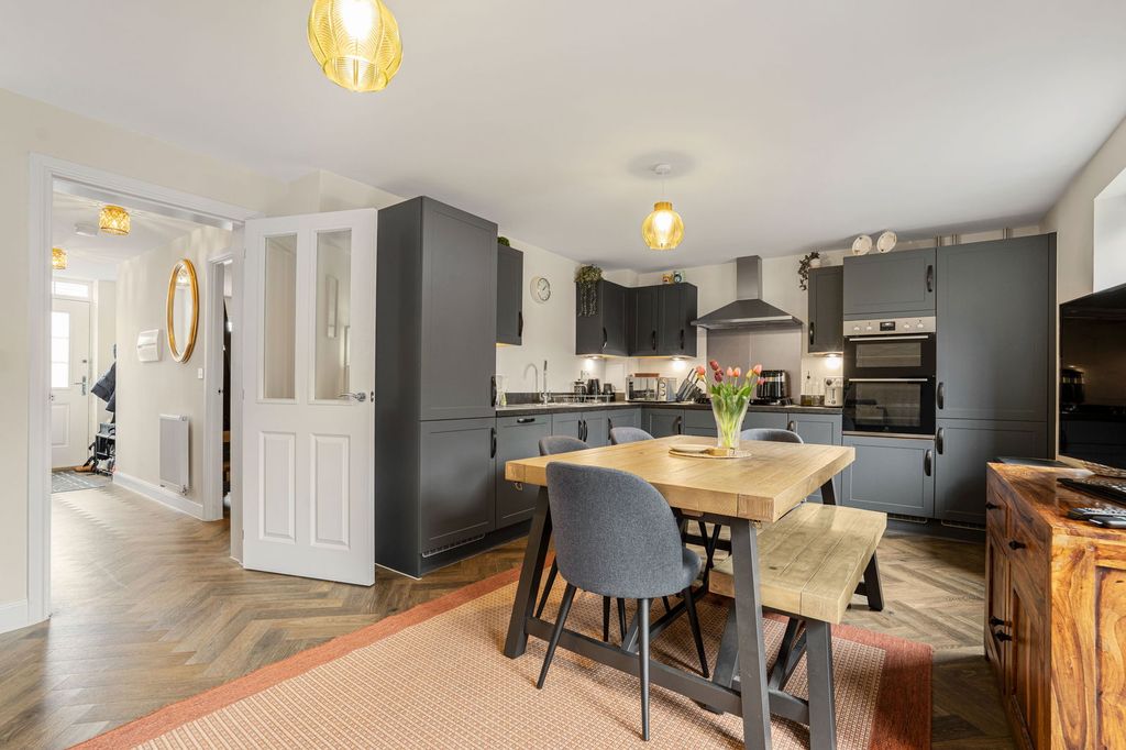 Property photo 2 of 33