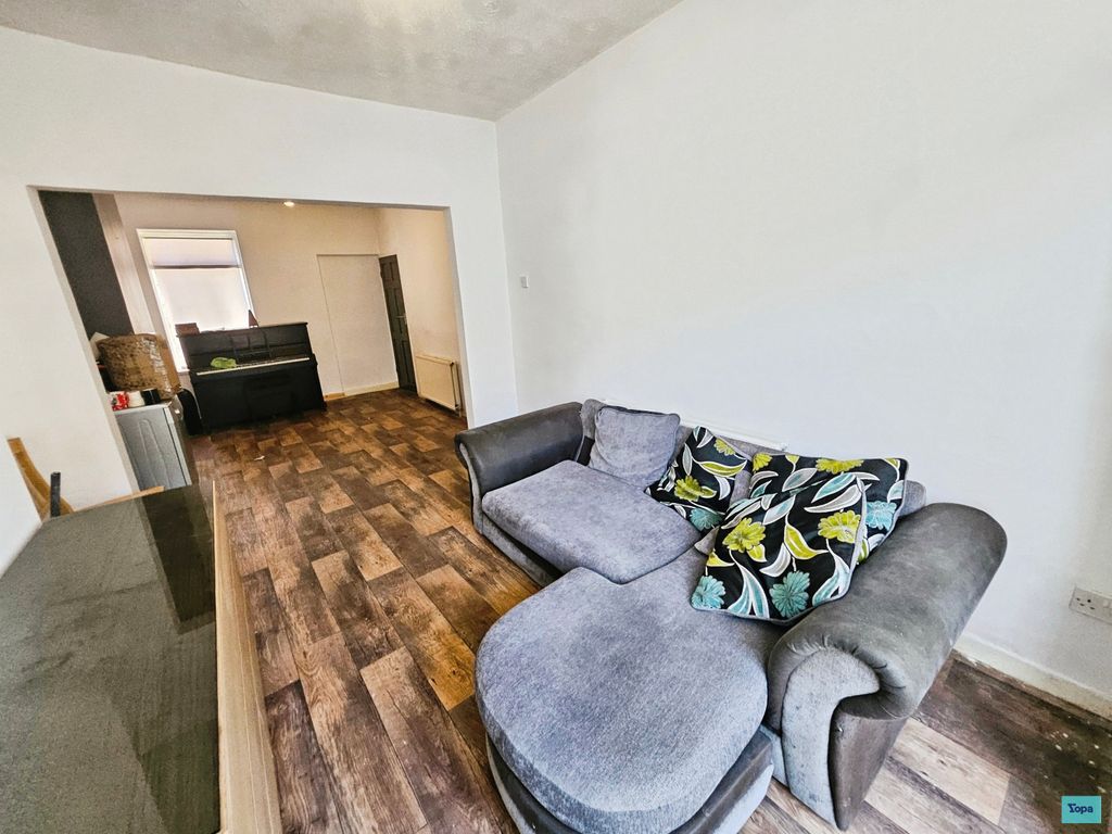 Property photo 3 of 10 Lounge