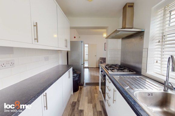 Property photo 3 of 19 Kitchen