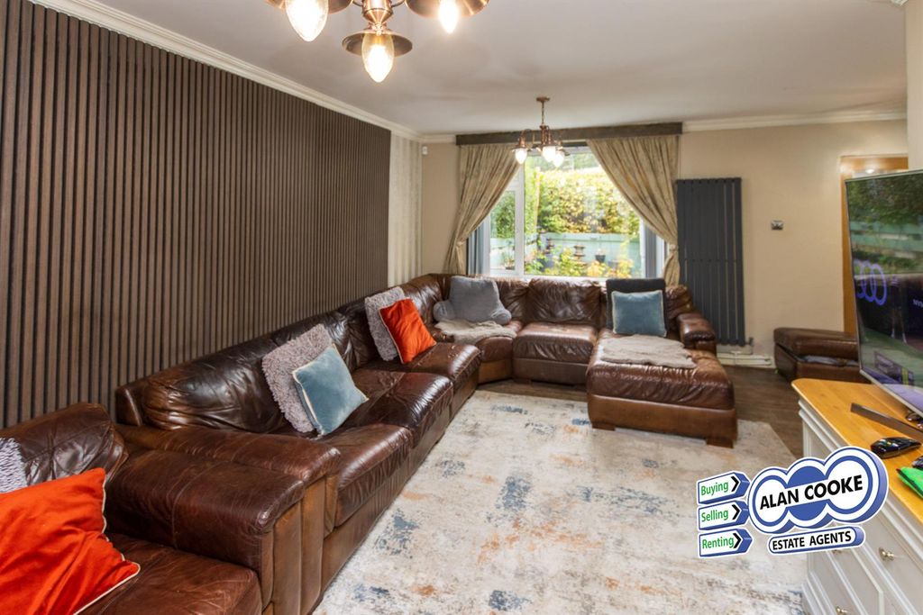 Property photo 3 of 20 Lounge