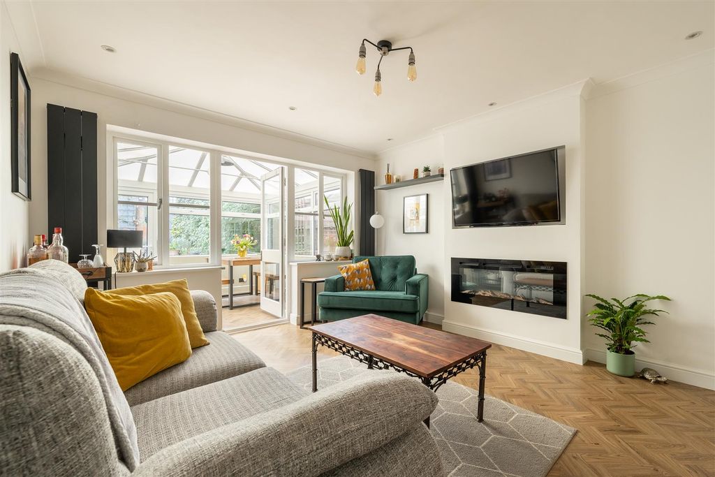 Property photo 1 of 24 Stanley Road, E18