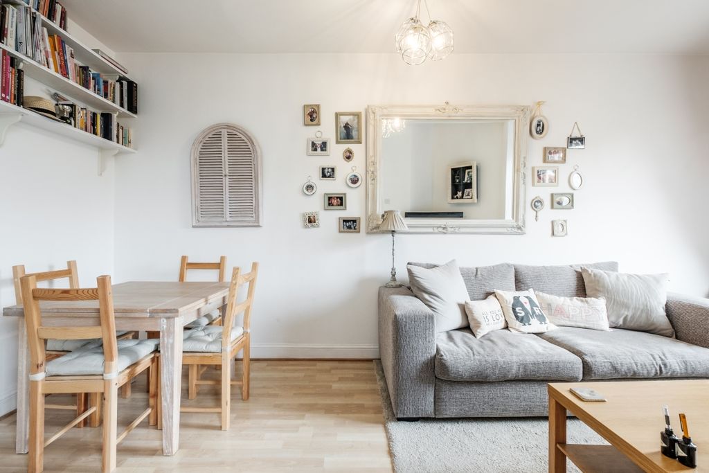 Property photo 3 of 10 King Henrys Walk