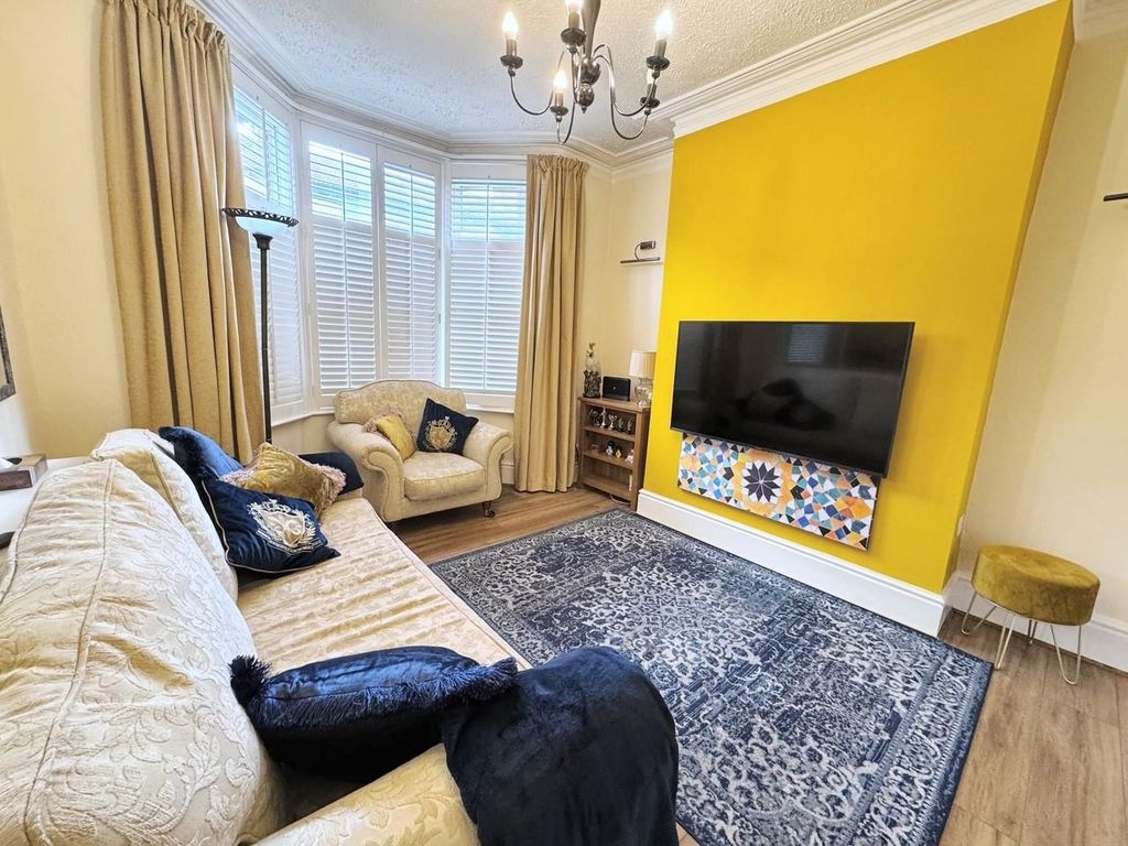 Property photo 3 of 15 Lounge