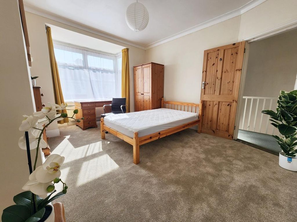 Property photo 1 of 16 12 Ferhurst 5.Jpg