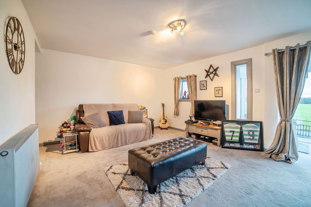 Property photo 1 of 14 Living Room