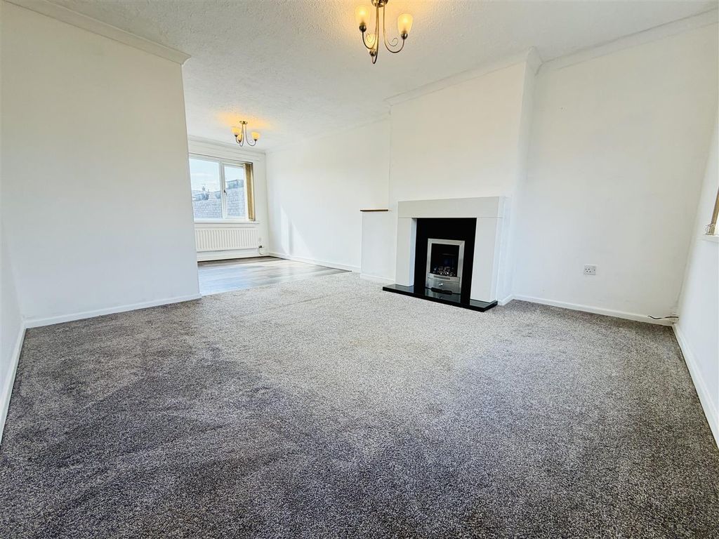 Property photo 3 of 20 Lounge