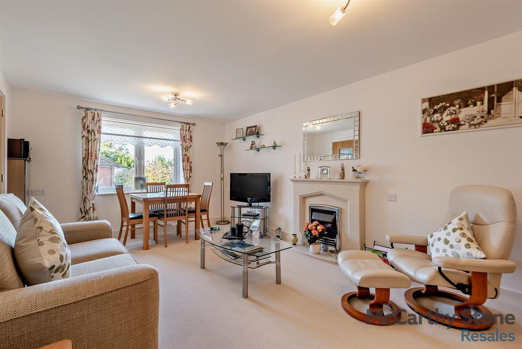 Property photo 2 of 11 8667832-Interior09-800.Jpg