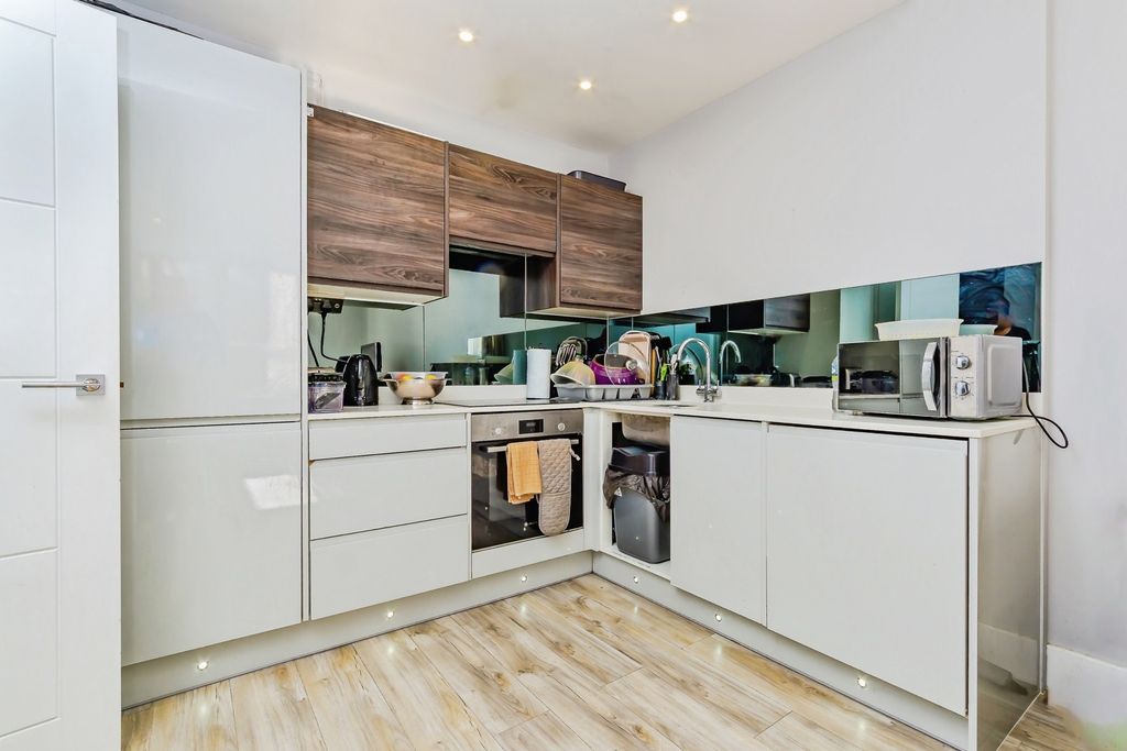 Property photo 3 of 17 Kitchen
