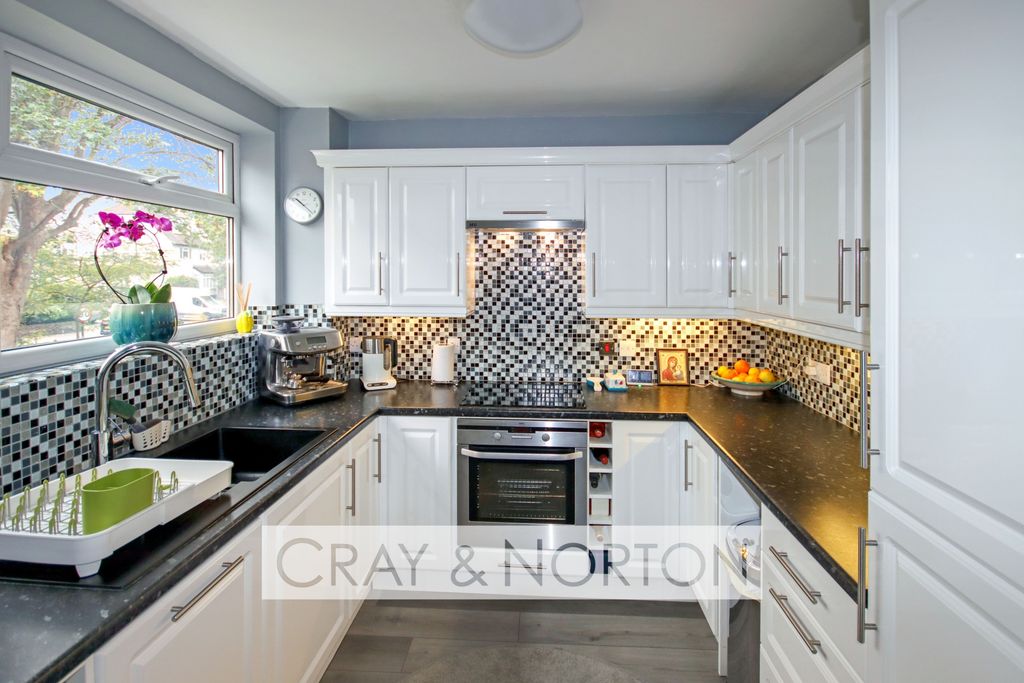 Property photo 3 of 7 Photo 5