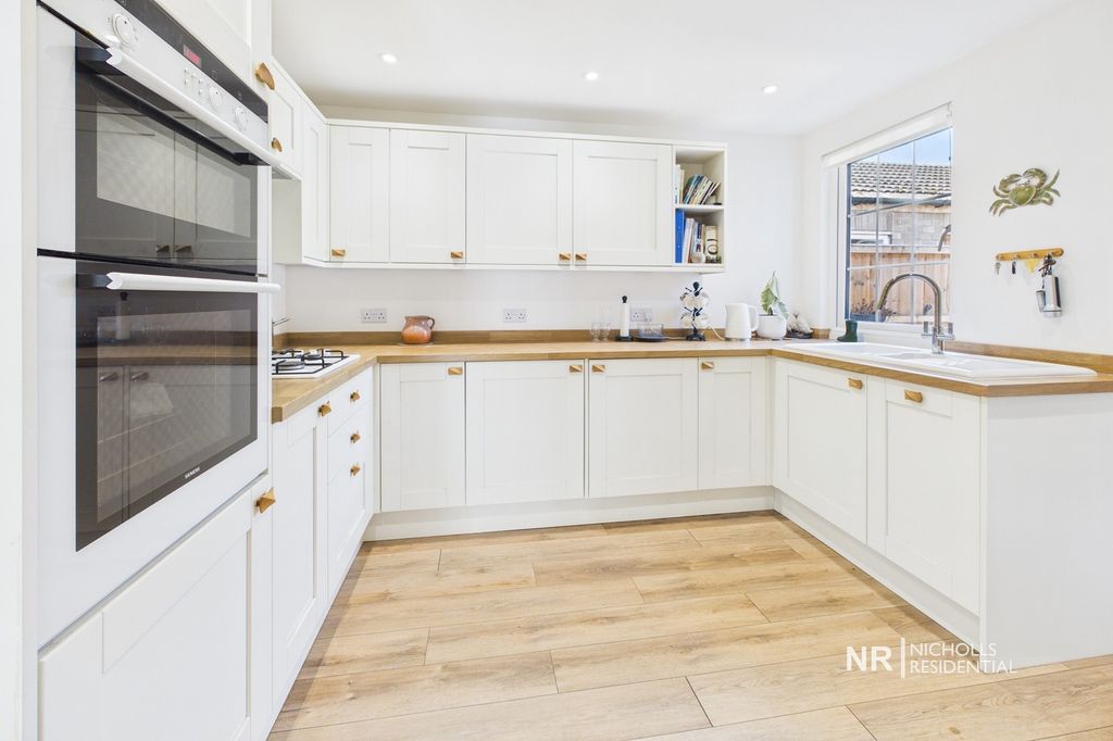 Property photo 2 of 14 Kitchen