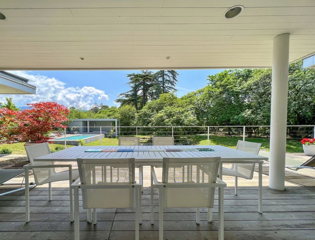 Property photo 2 of 31