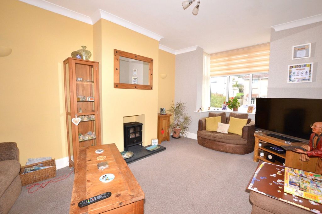 Property photo 3 of 12 3 - Lounge