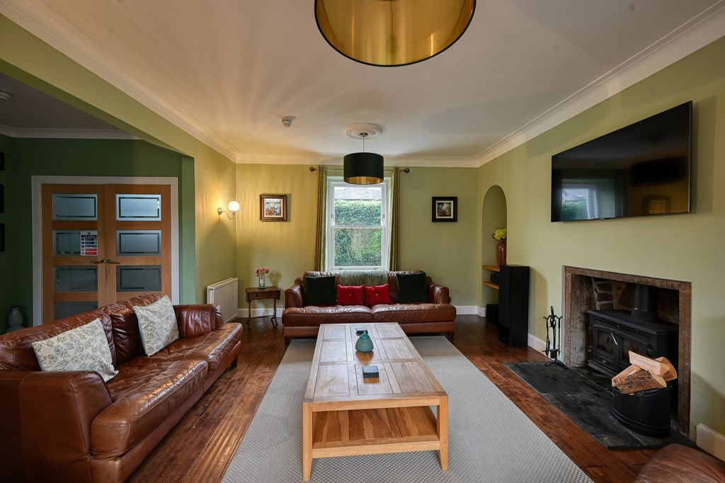 Property photo 3 of 19 Lounge