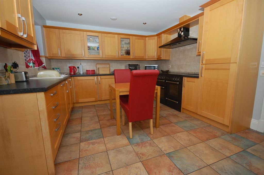 Property photo 3 of 17 Kitchen