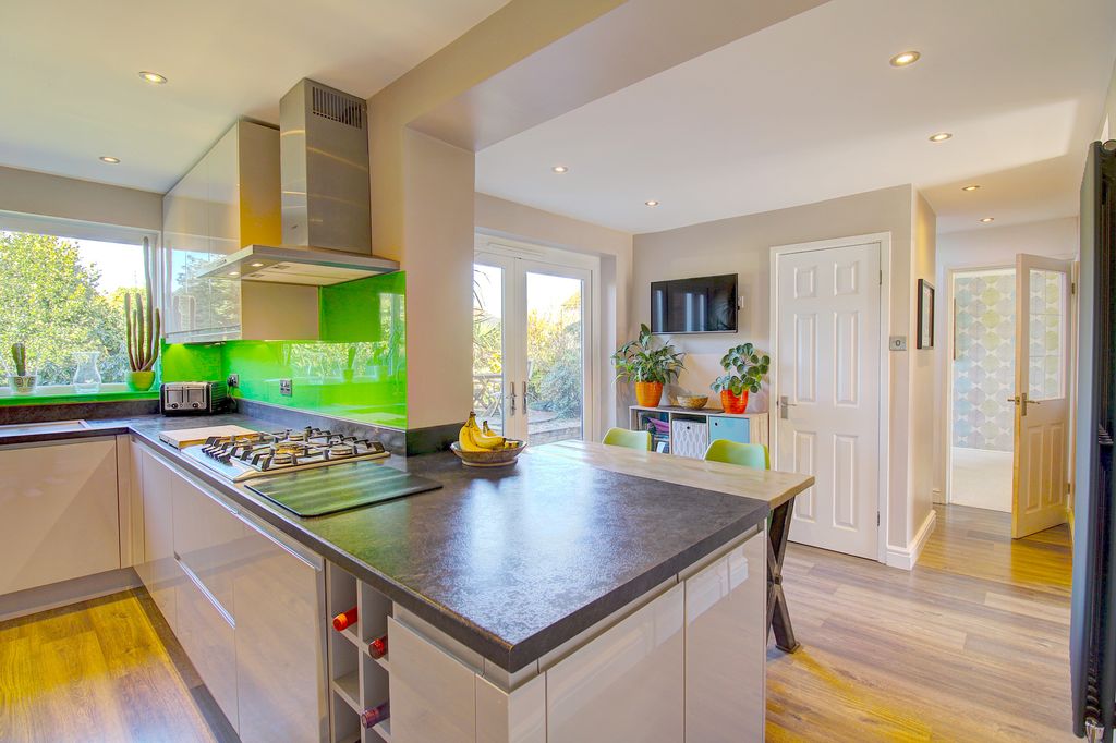 Property photo 3 of 26 Kitchen &amp; Breakfast Room