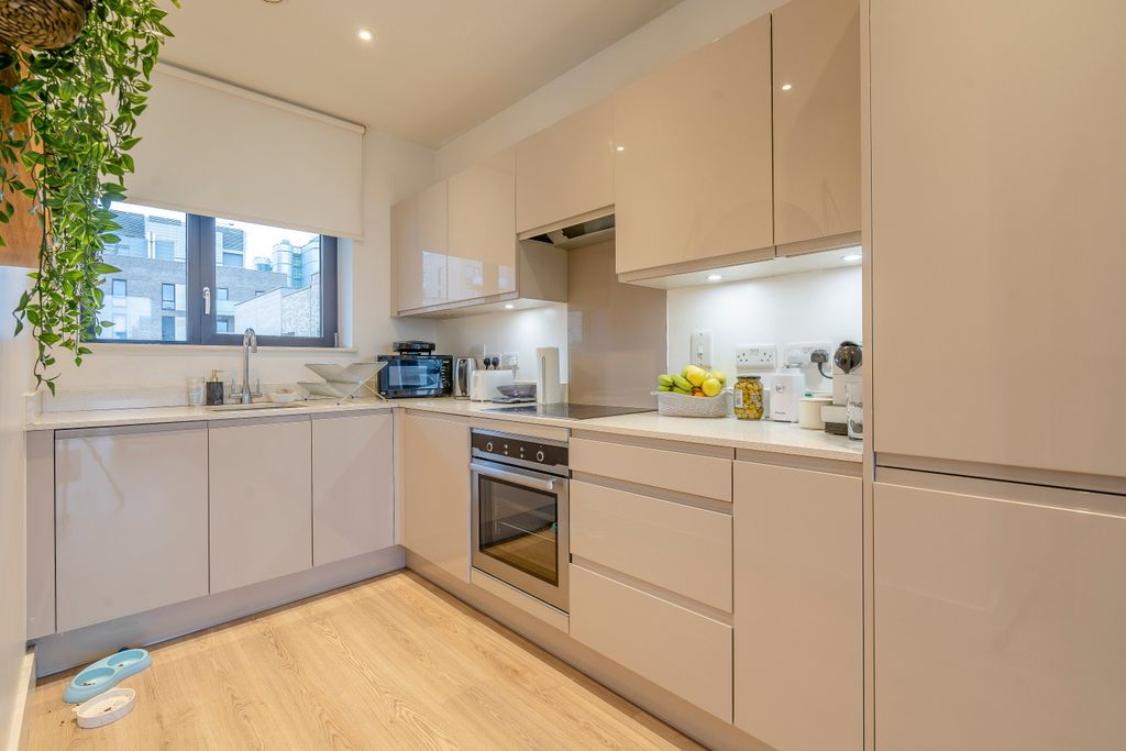 Property photo 2 of 11 8426044-Interior06-800