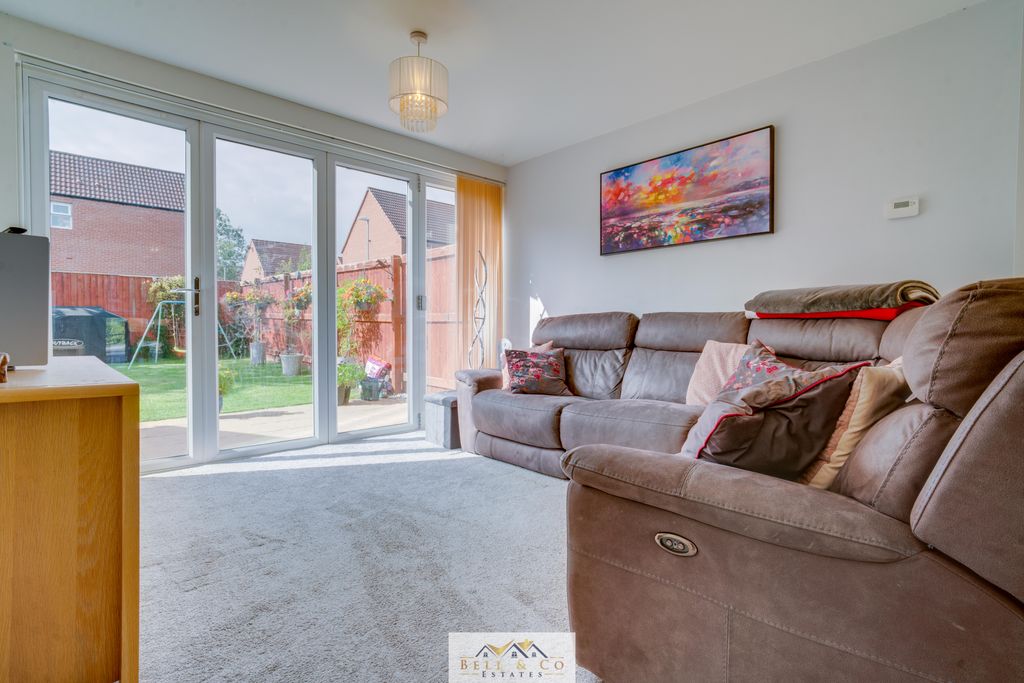 Property photo 3 of 21 Lounge 2