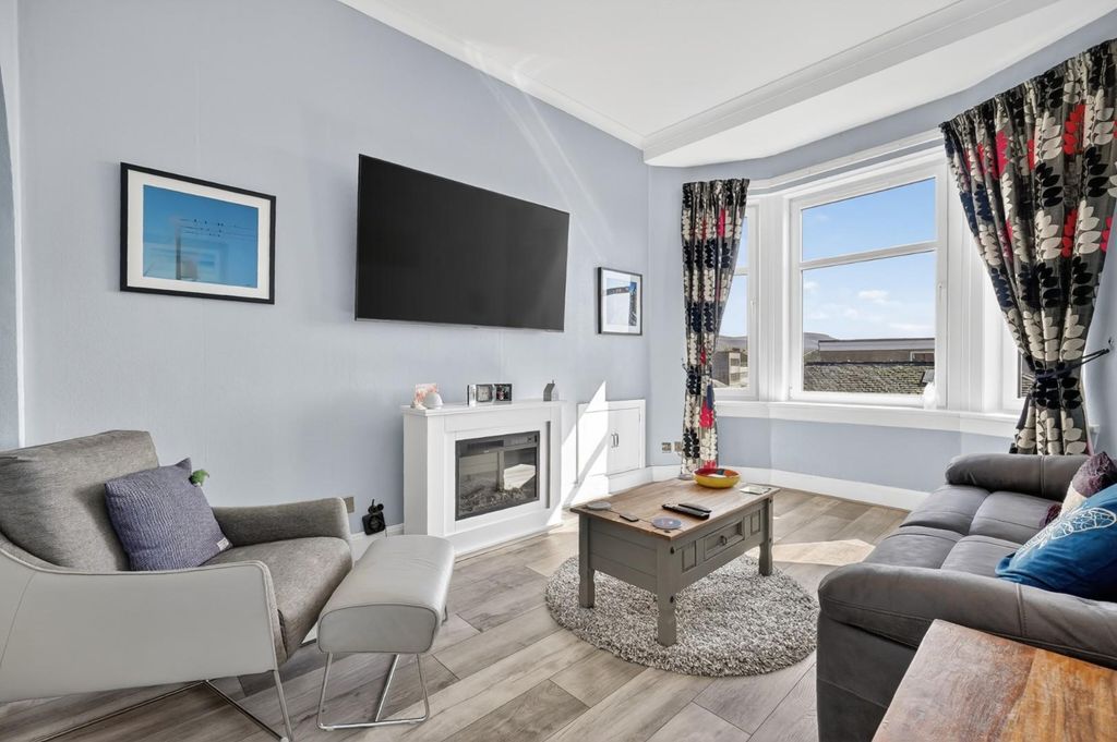 Property photo 3 of 14 2l 3 Gateside Street, Largs _04.Jpg