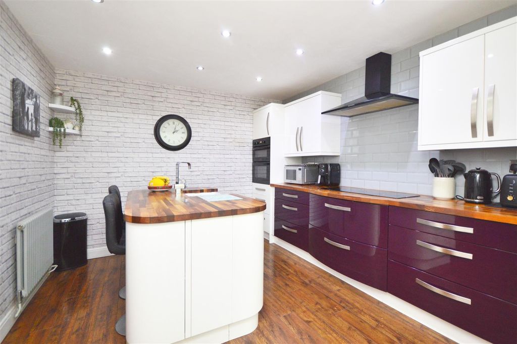 Property photo 3 of 17 Kitchen