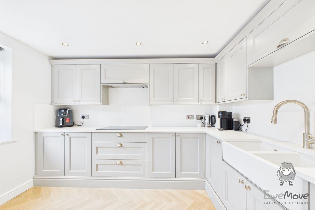 Property photo 2 of 16 Cam03047G0-Pr0040-Still006