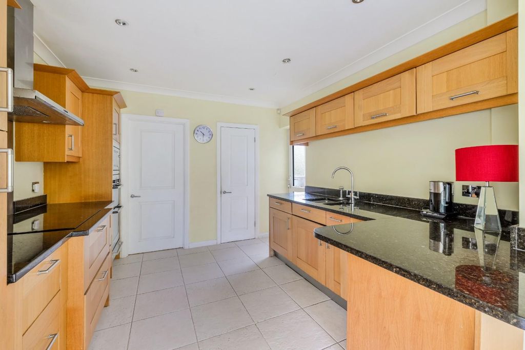 Property photo 2 of 22 Woodcote Hurst (10).Jpg