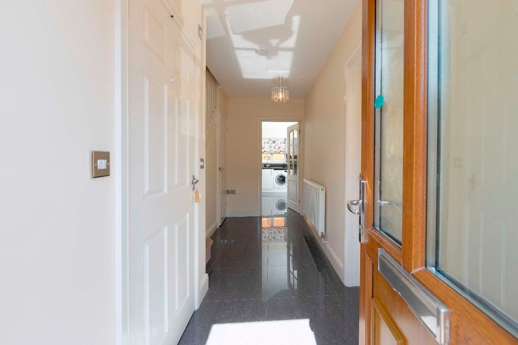 Property photo 2 of 33