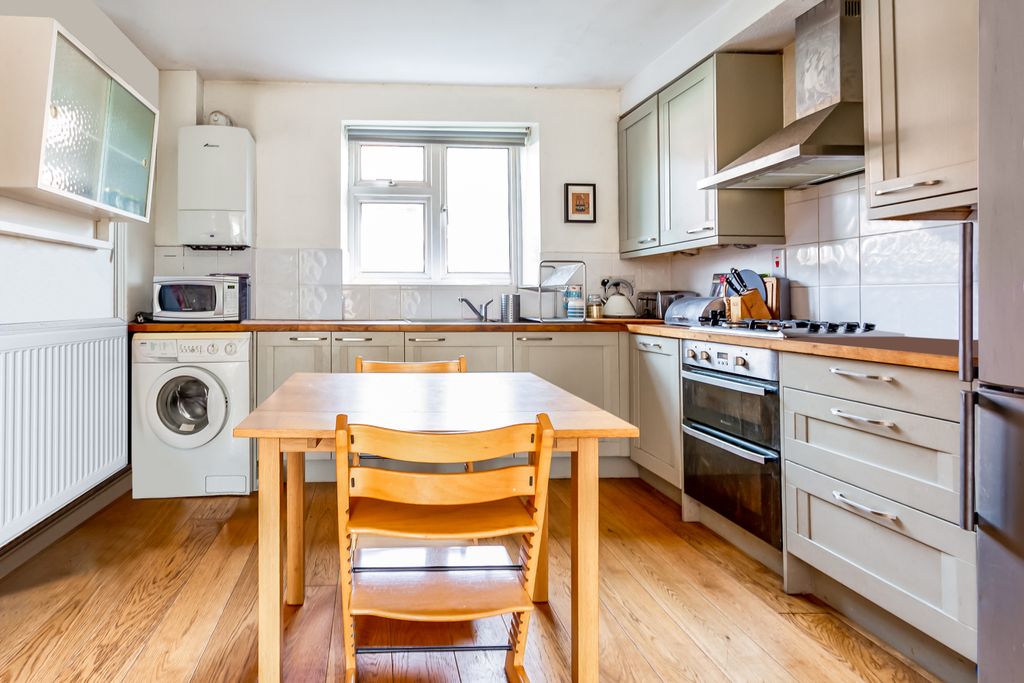 Property photo 3 of 8 Kitchen
