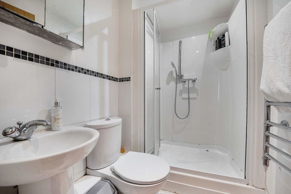 Property photo 3 of 16 Bathroom