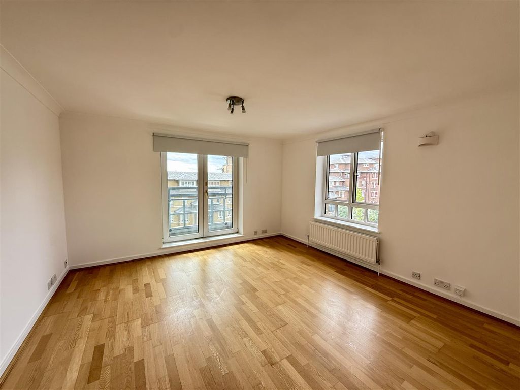 Property photo 1 of 11 Living Room