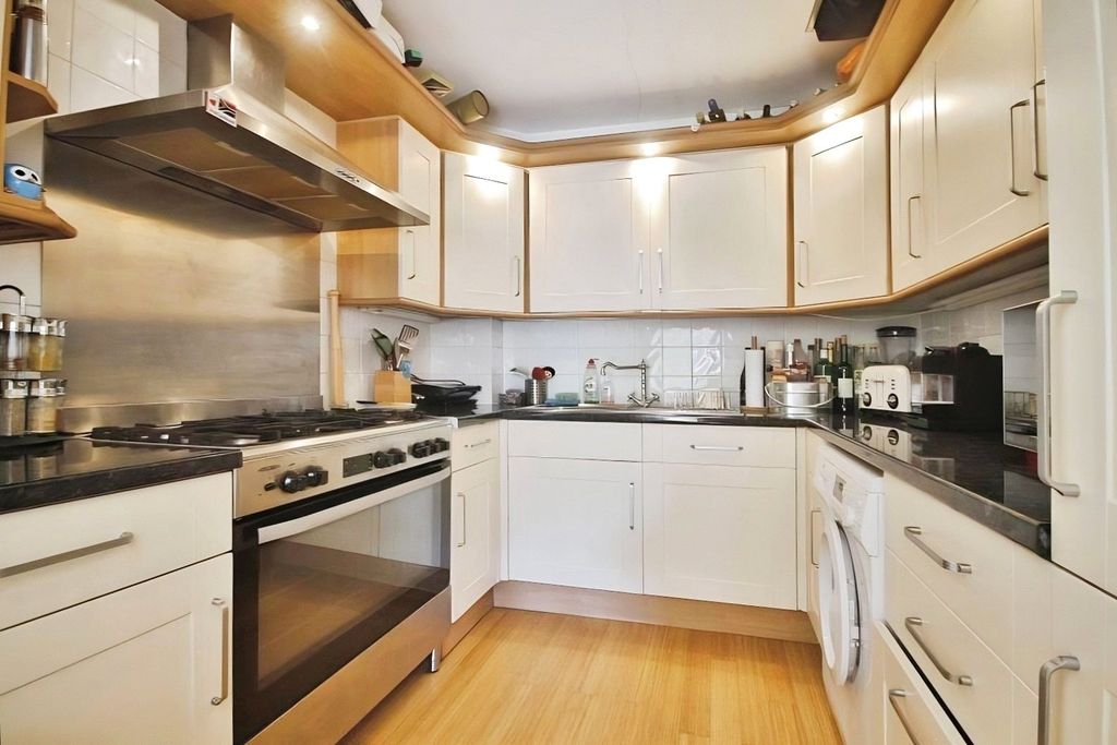 Property photo 3 of 9 Kitchen