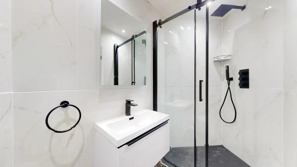 Property photo 3 of 7 Bathroom 
