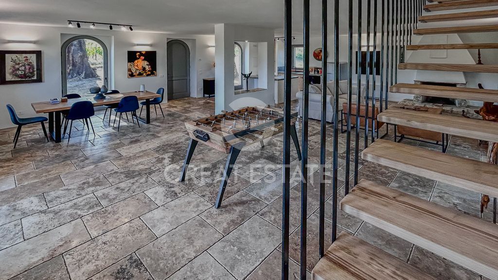 Property photo 2 of 32 Interiors