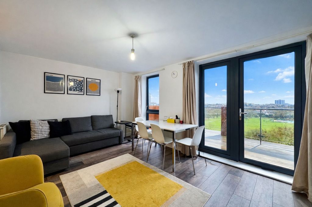 Property photo 1 of 15 Lounge