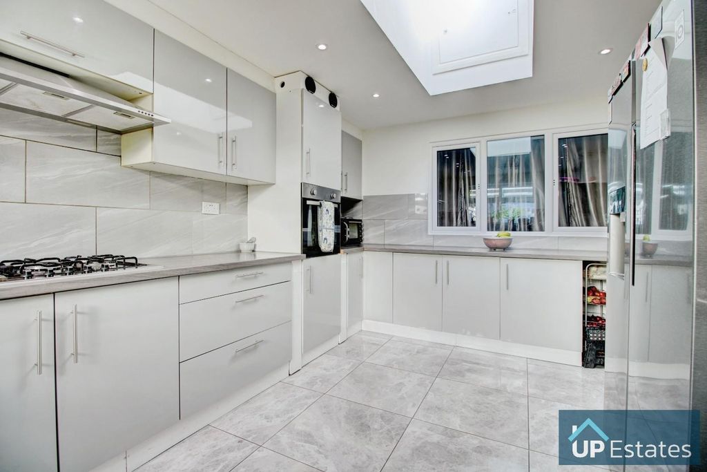 Property photo 3 of 25