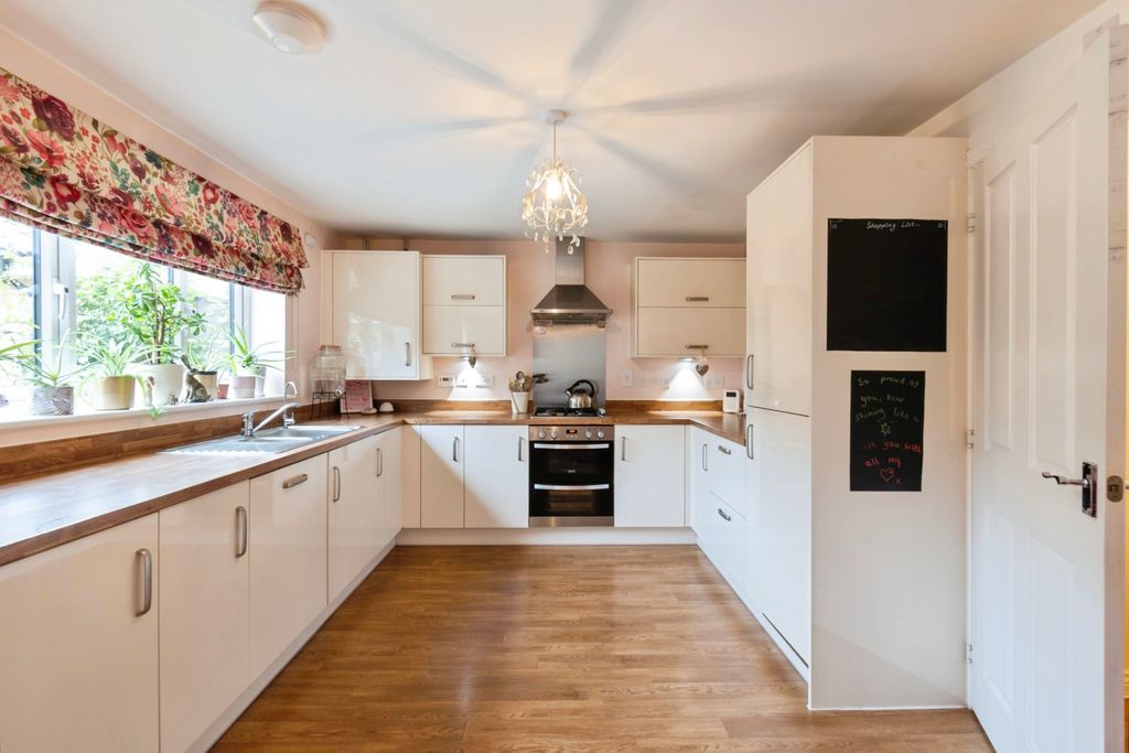 Property photo 3 of 19 Kitchen Diner