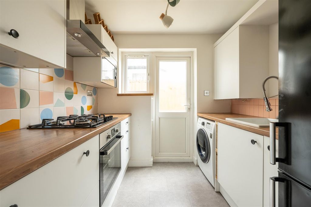 Property photo 3 of 20 Buckland Road, E10