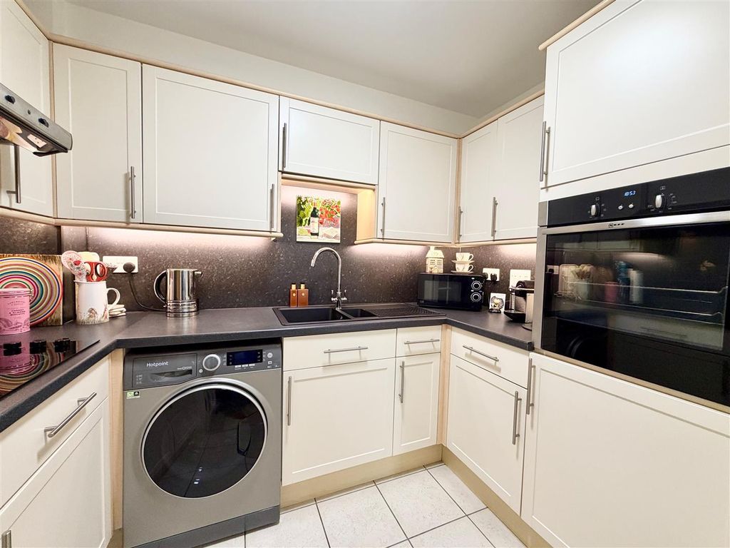 Property photo 3 of 10 Kitchen