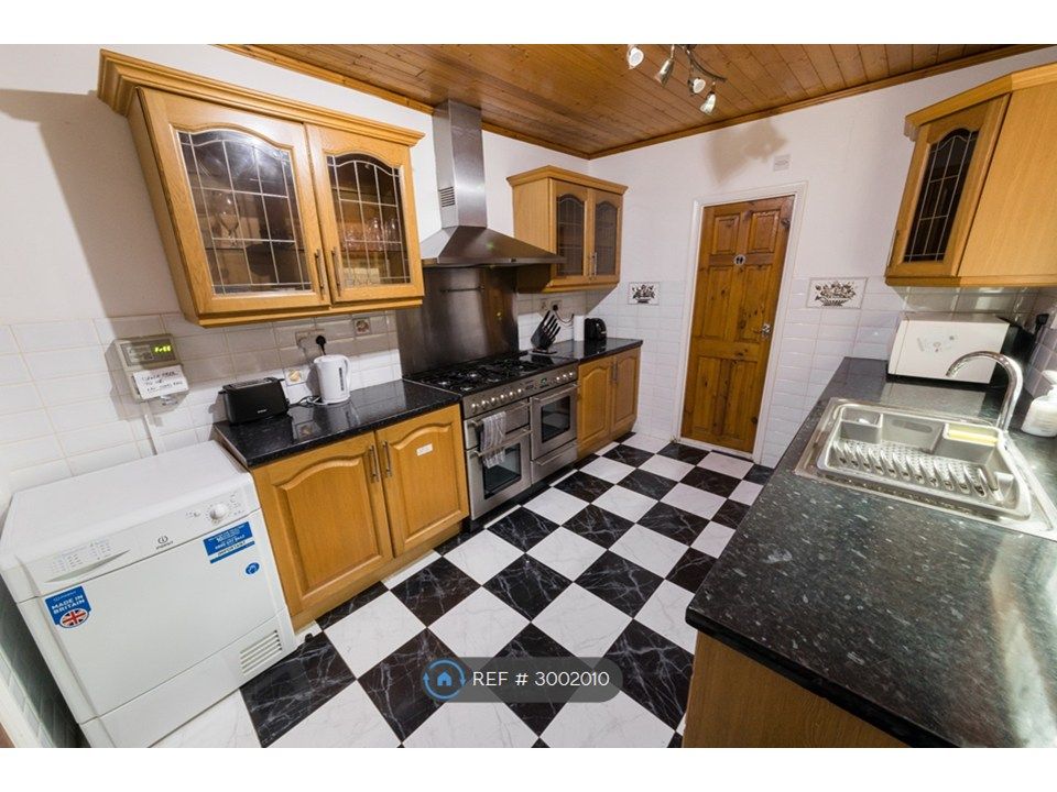 Property photo 2 of 11 Kitchen