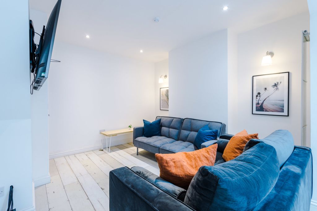 Property photo 1 of 22 7 Gladstone Terrace Living Room 2