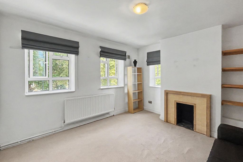 Property photo 3 of 11 Flat 3 Shackleton Court, Croxted Road, Dulwich, London Se21 8Rs