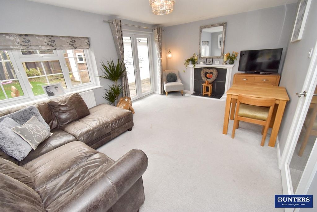 Property photo 3 of 11 Living Room